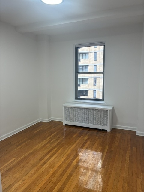 301 East 38th Street - Photo 4