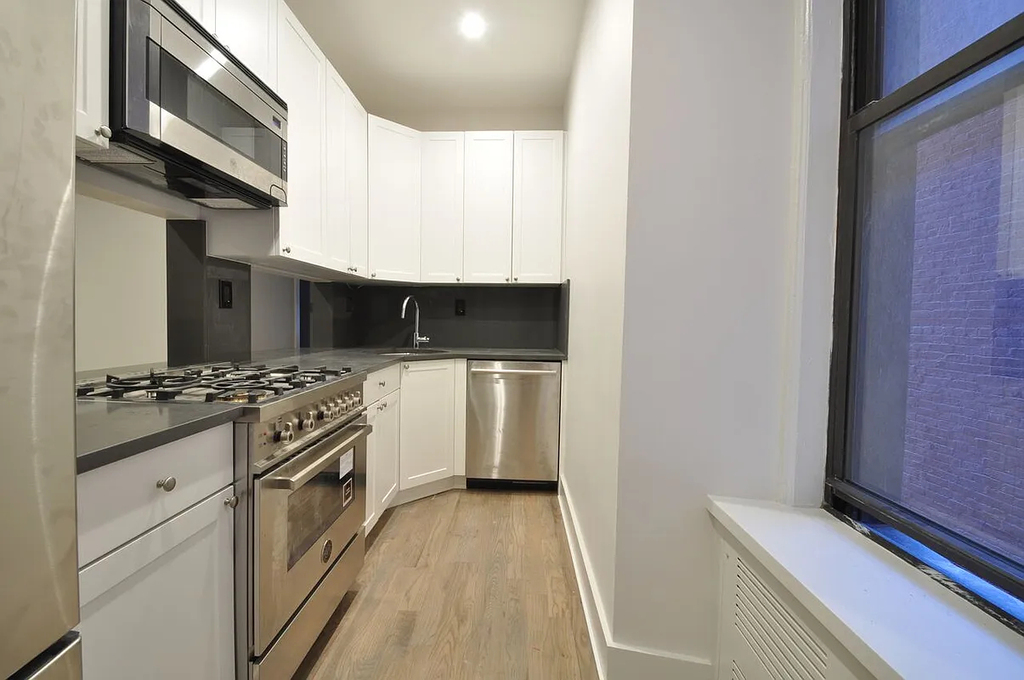 121 Madison Avenue - Photo 0