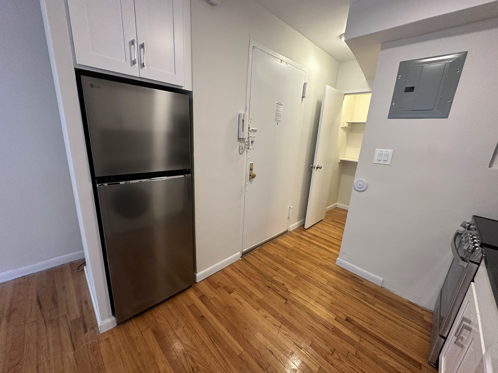 260 west 27th st - Photo 7