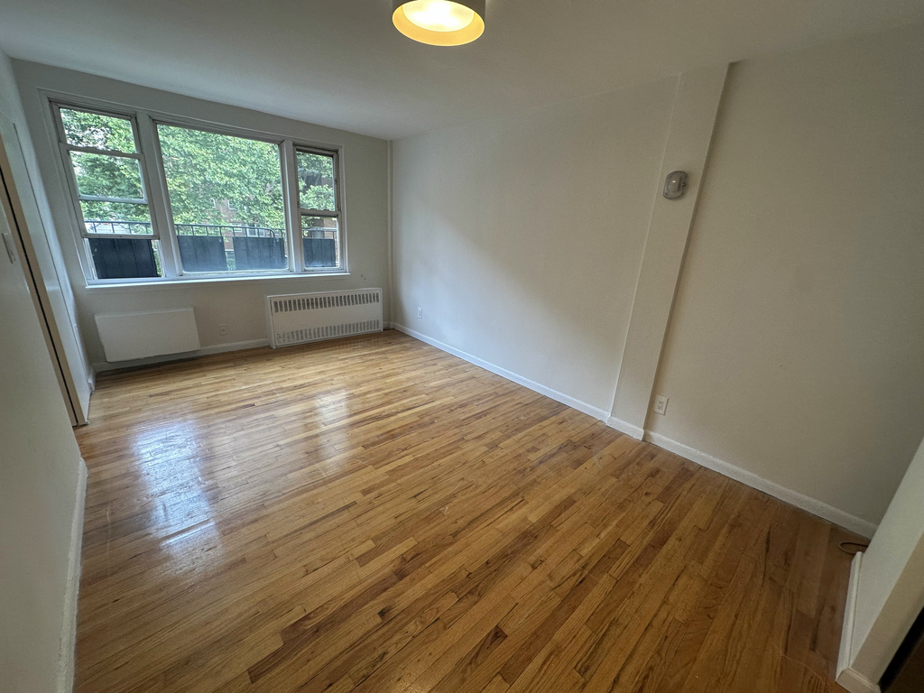 260 west 27th st - Photo 3