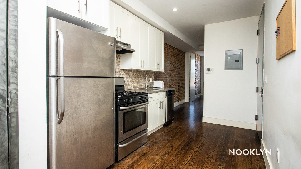 558 Kosciuszko Street - Photo 0