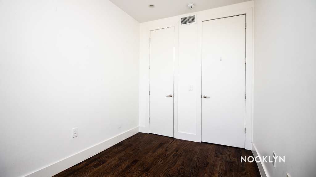 558 Kosciuszko Street - Photo 2