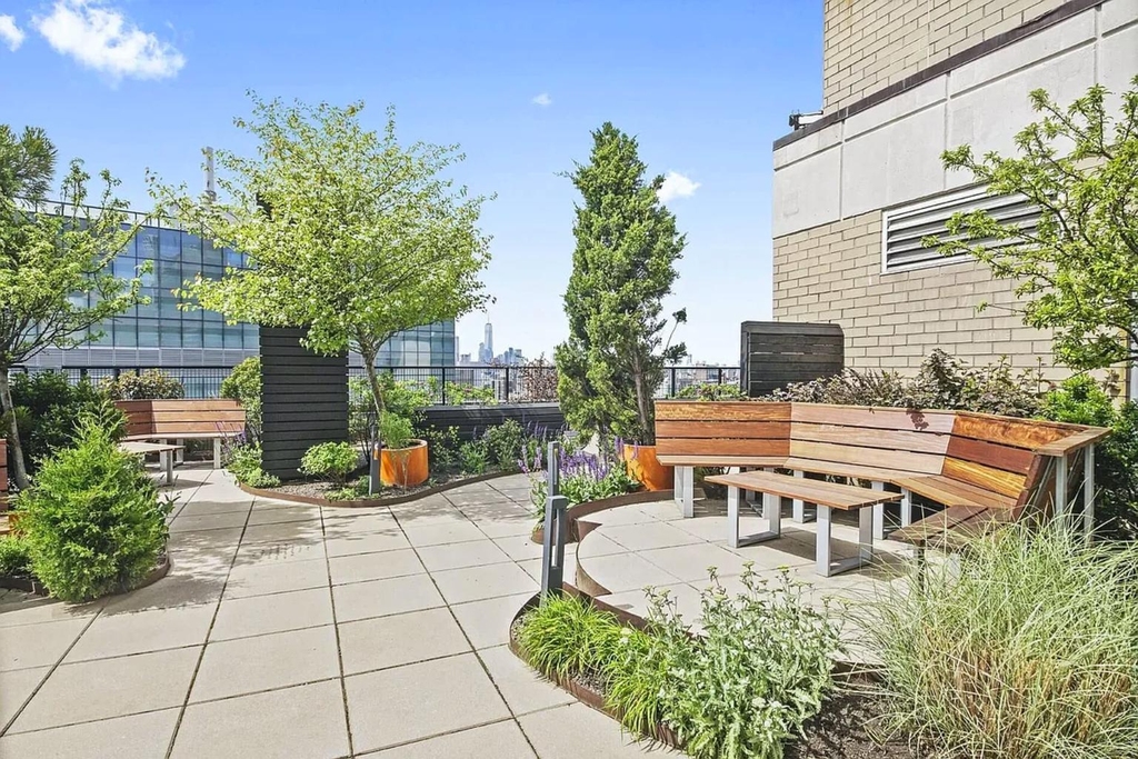 330 East 38th Street - Photo 5