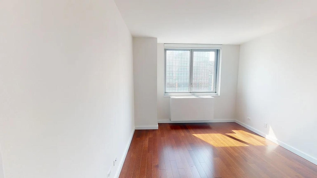 330 East 38th Street - Photo 2