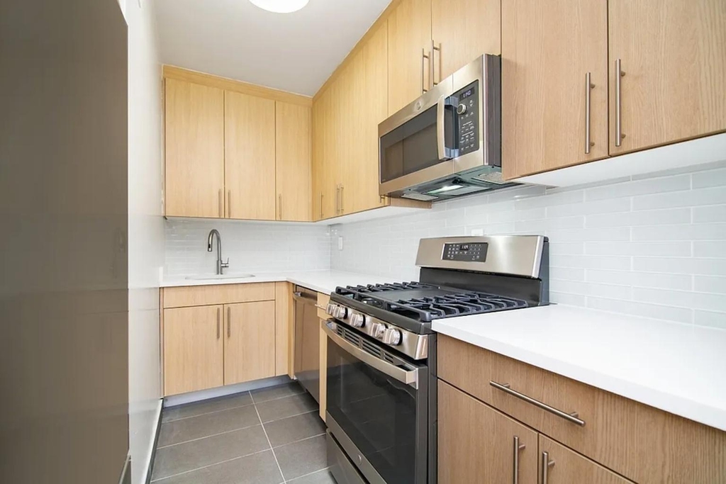 305 West 52nd Street - Photo 1