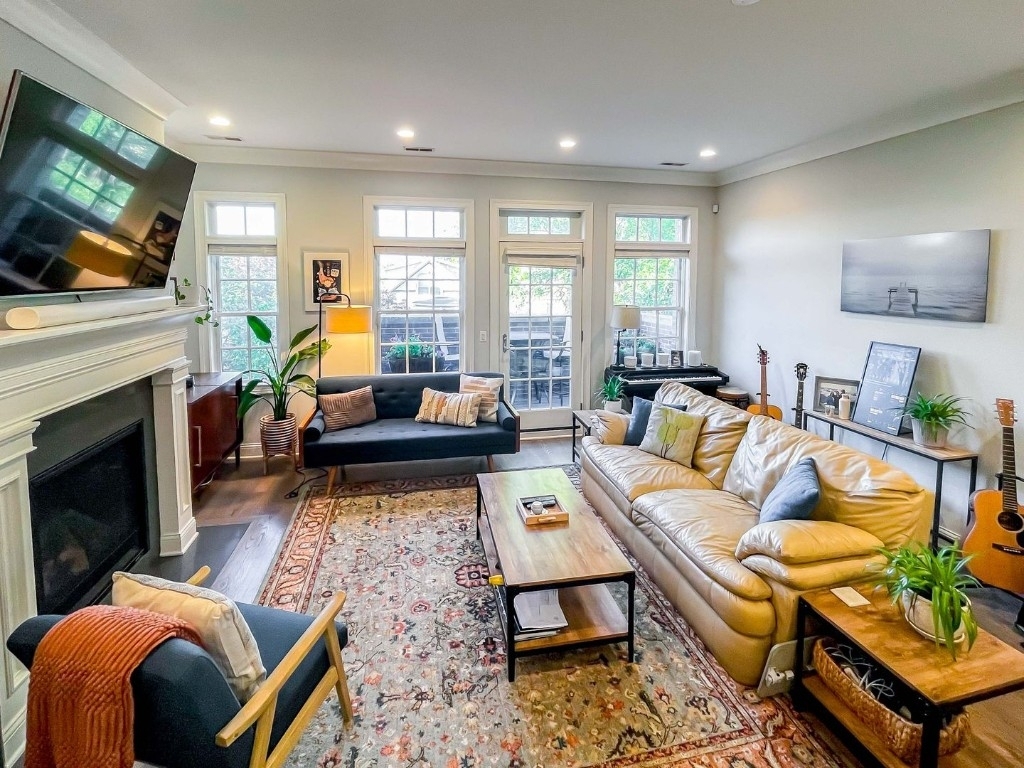 1241 W Oakdale Ave - Photo 2