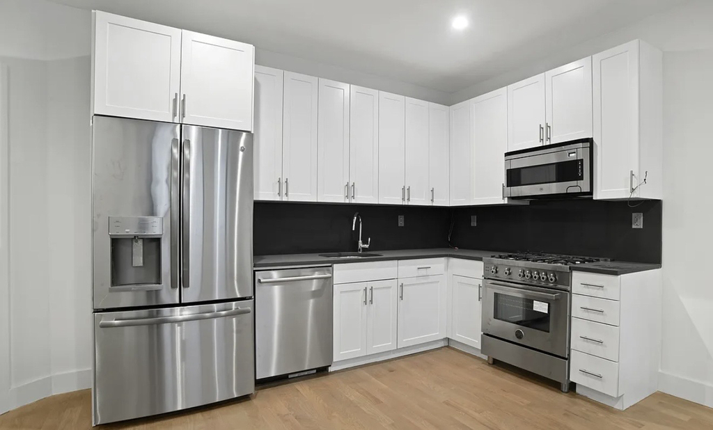 121 Madison Avenue - Photo 0