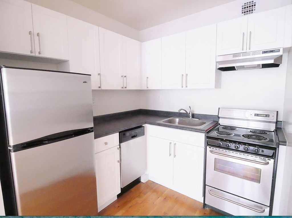 East 10th Street - Photo 4