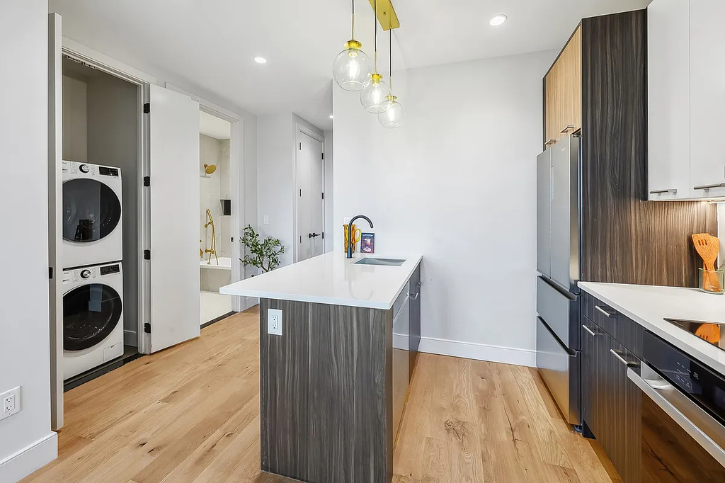 1890 Pelham Parkway South - Photo 3