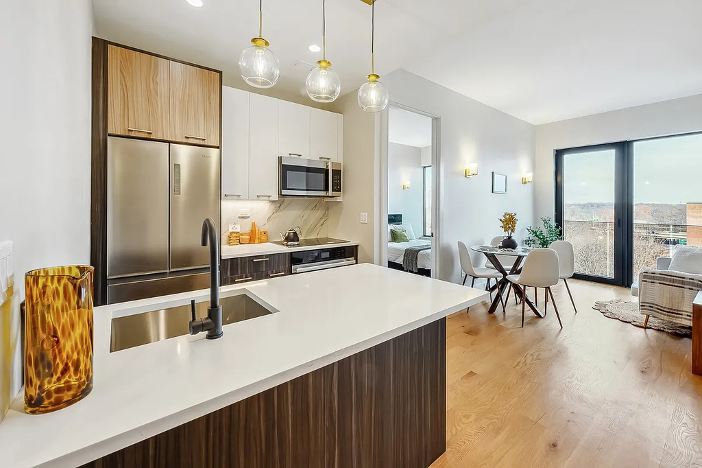 1890 Pelham Parkway South - Photo 4