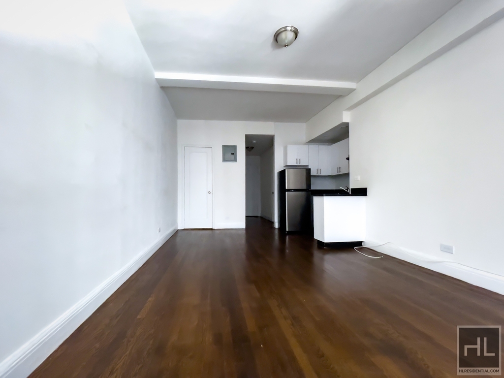 East 46 Street - Photo 1
