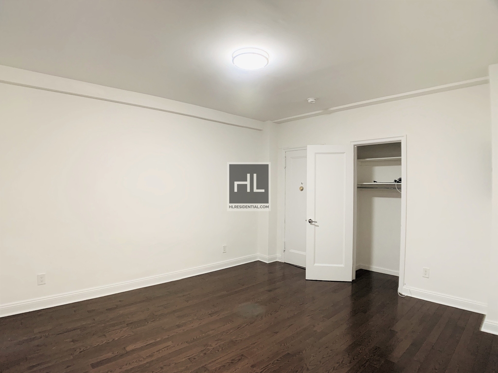 East 46 Street - Photo 2