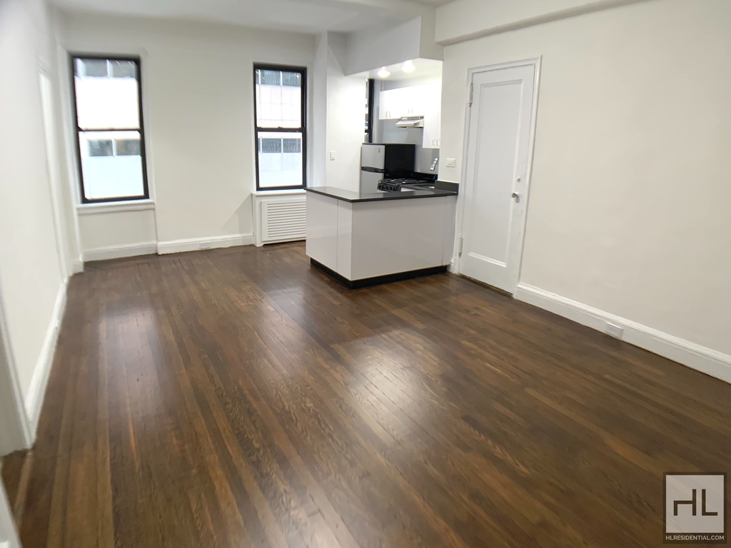 East 46 Street - Photo 1
