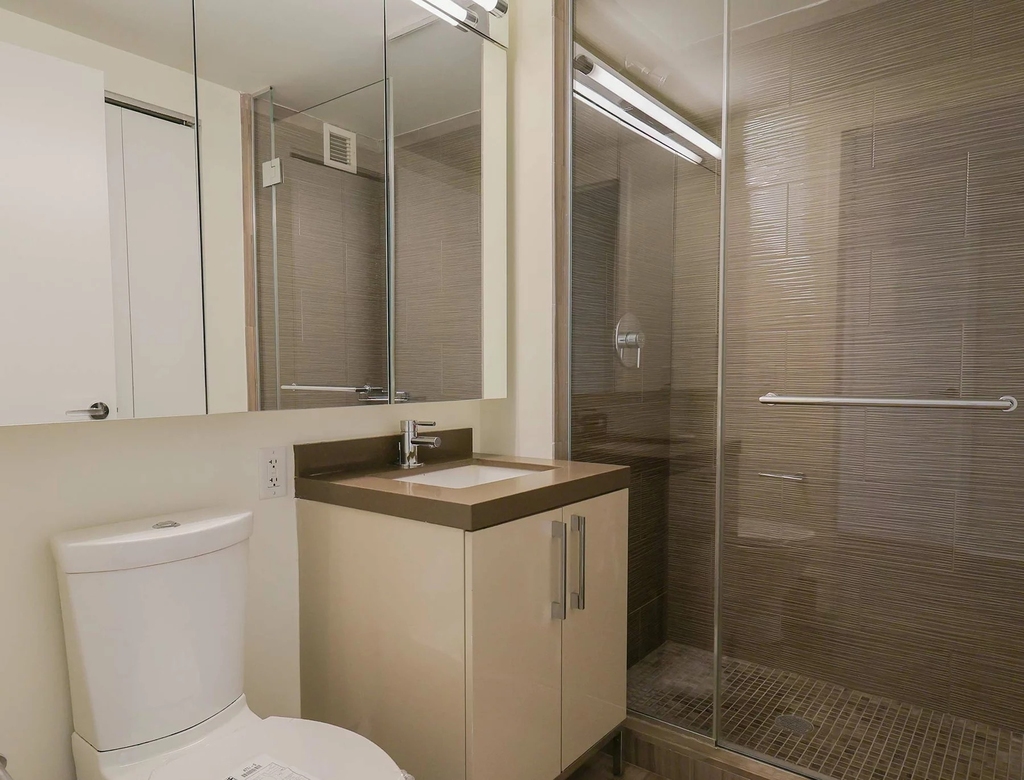 West 42nd Street - Photo 4