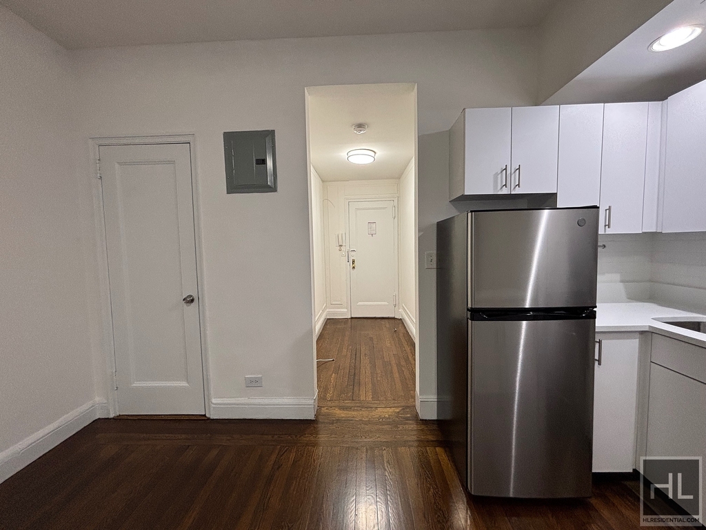 East 46 Street - Photo 5
