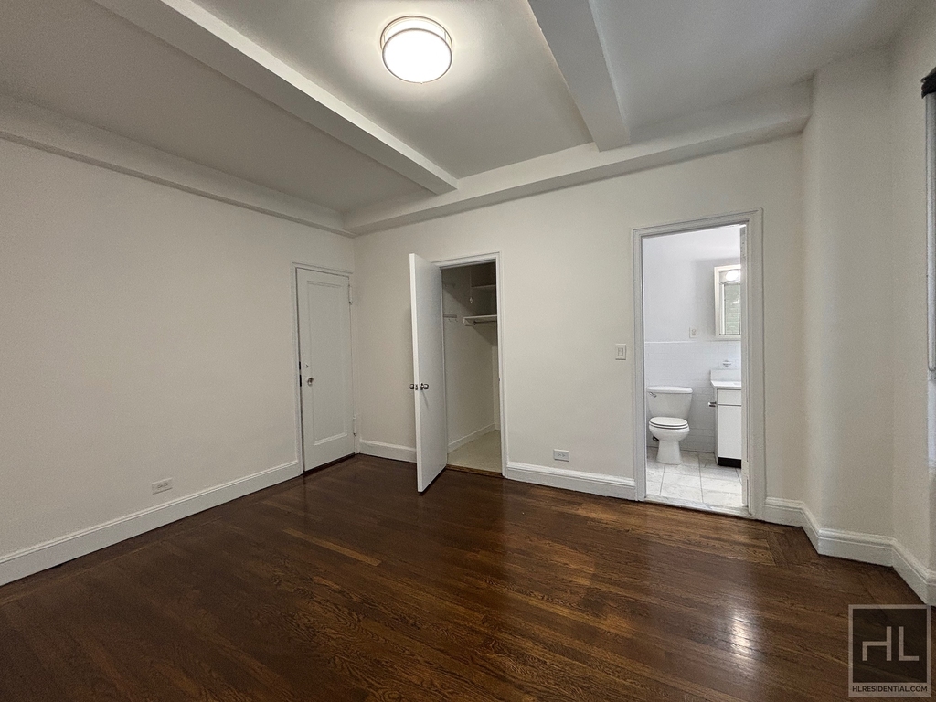 East 46 Street - Photo 2