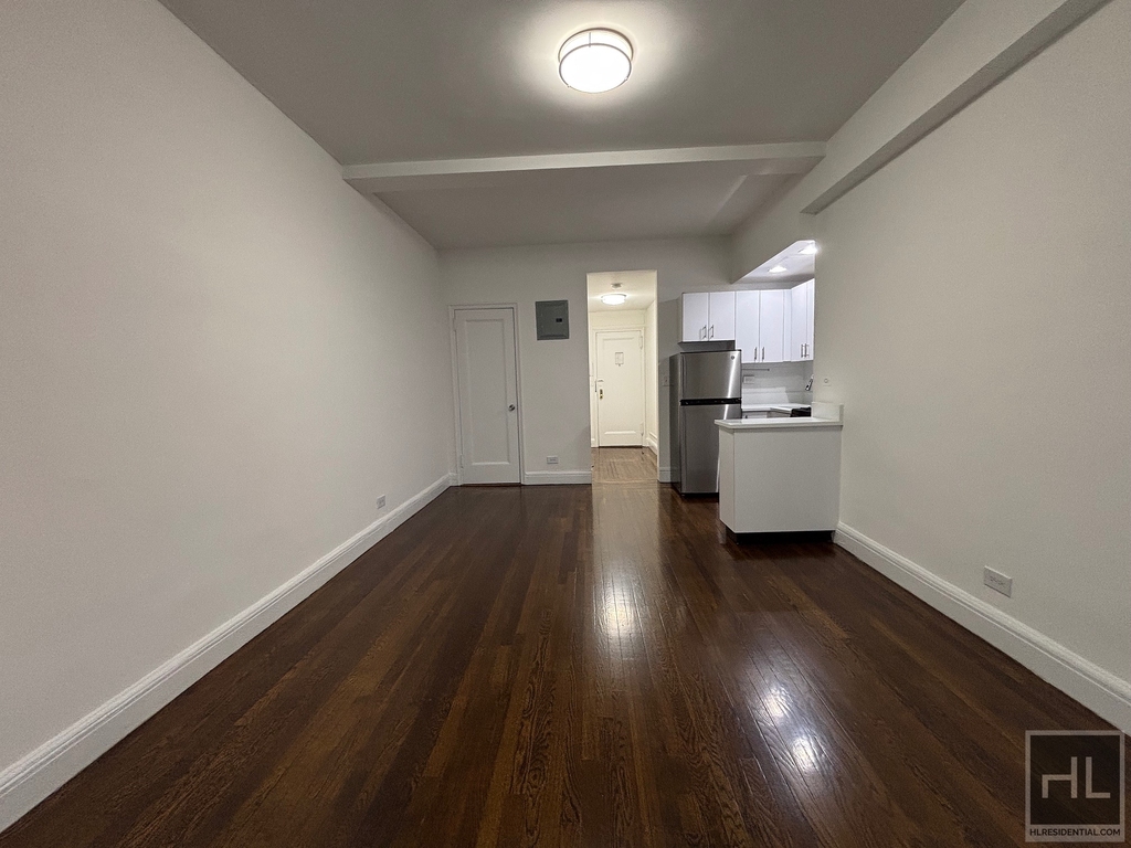 East 46 Street - Photo 3
