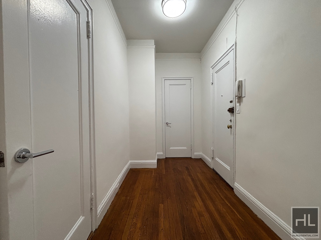 East 46 Street - Photo 6