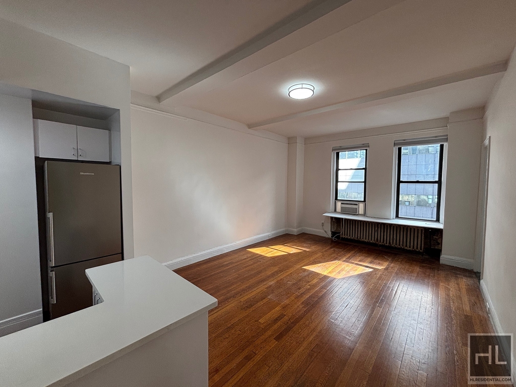East 46 Street - Photo 0