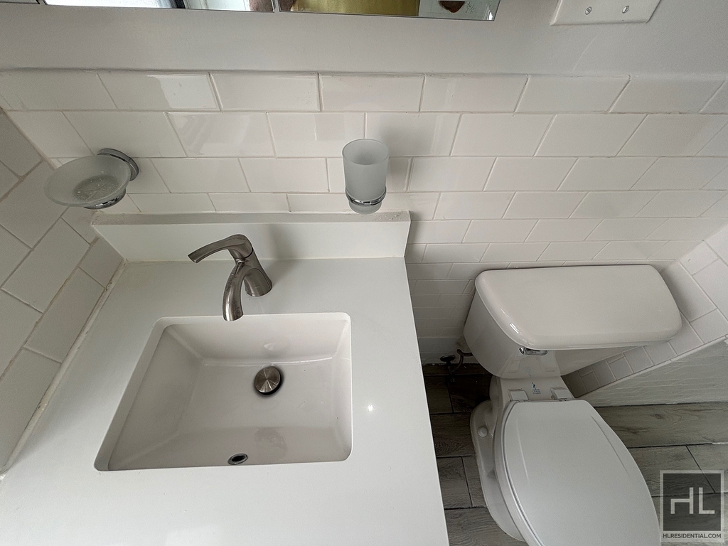 East 46 Street - Photo 4