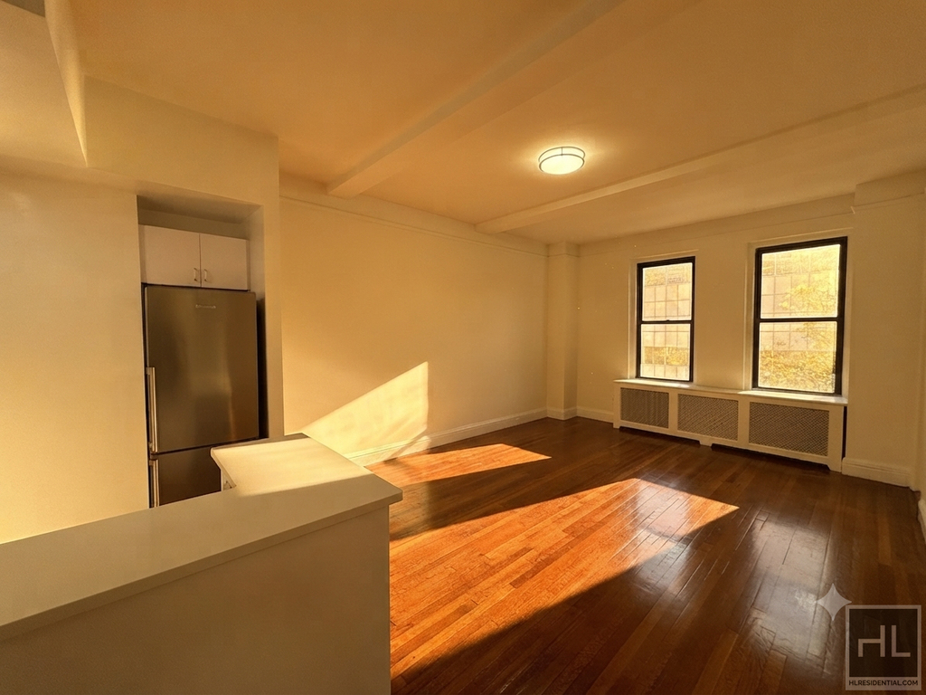 East 46 Street - Photo 0