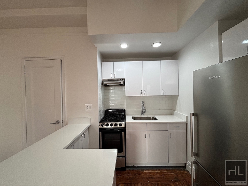 East 46 Street - Photo 1