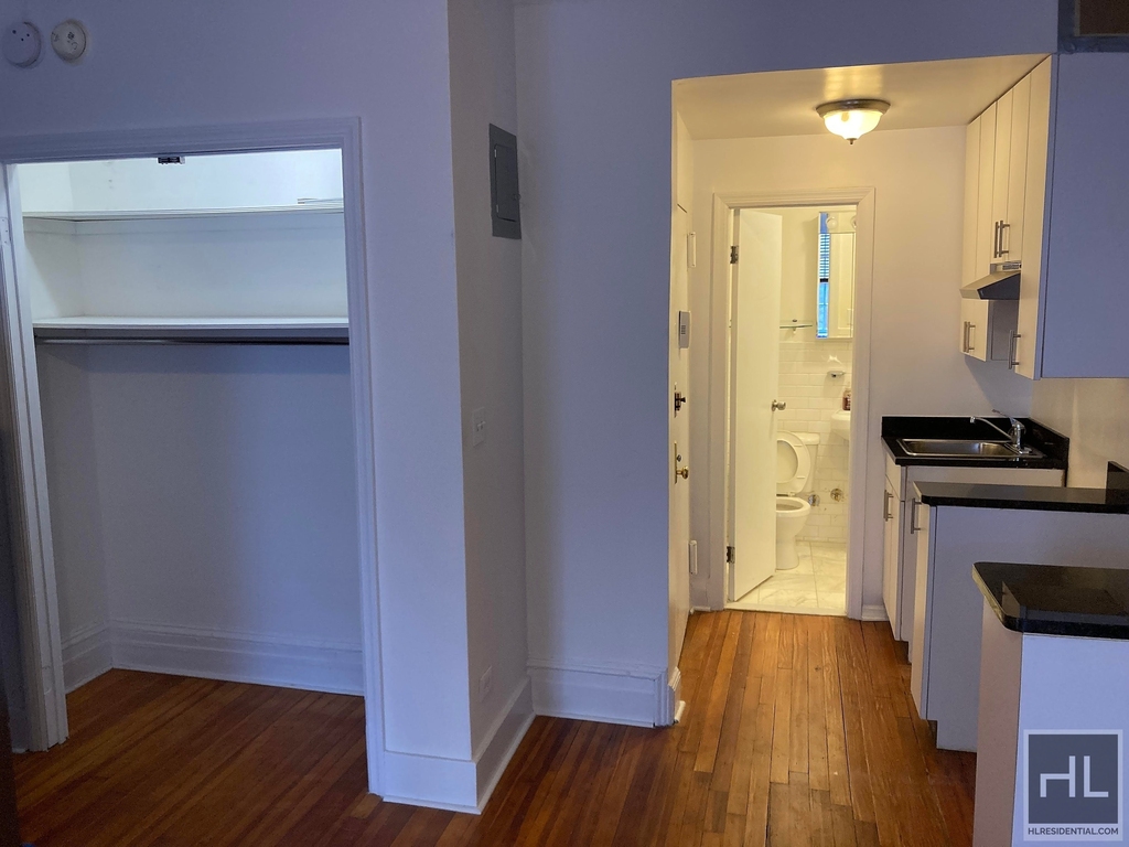 East 65 Street - Photo 4
