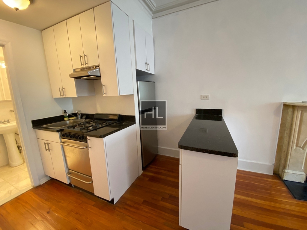 East 65 Street - Photo 2