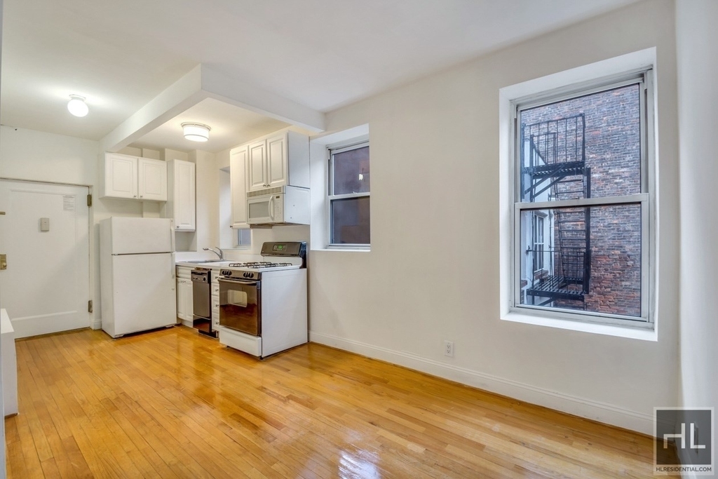 East 25 Street - Photo 2