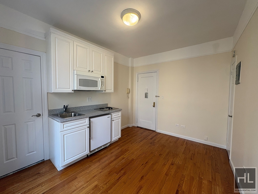 West 45 Street - Photo 1