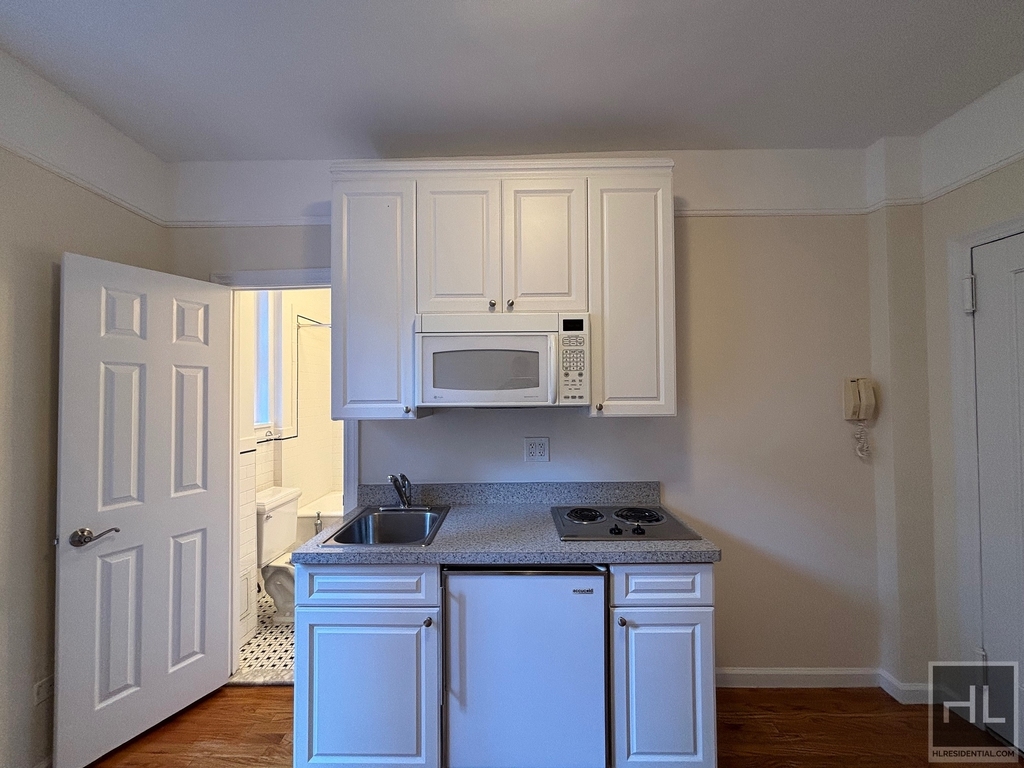 West 45 Street - Photo 2