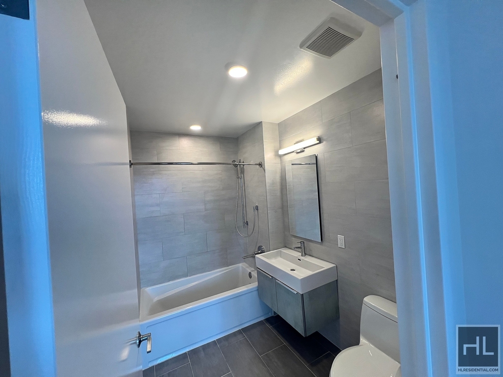 Northern Boulevard - Photo 8