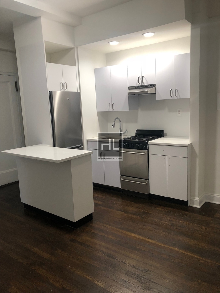 East 46 Street - Photo 1