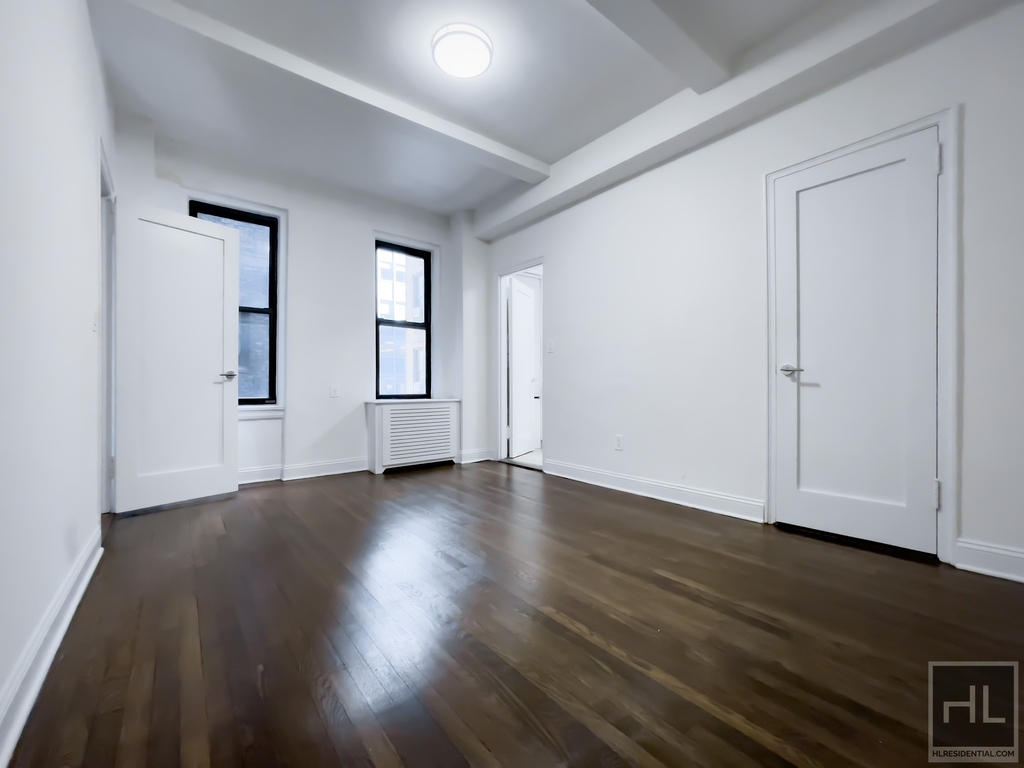 East 46 Street - Photo 2