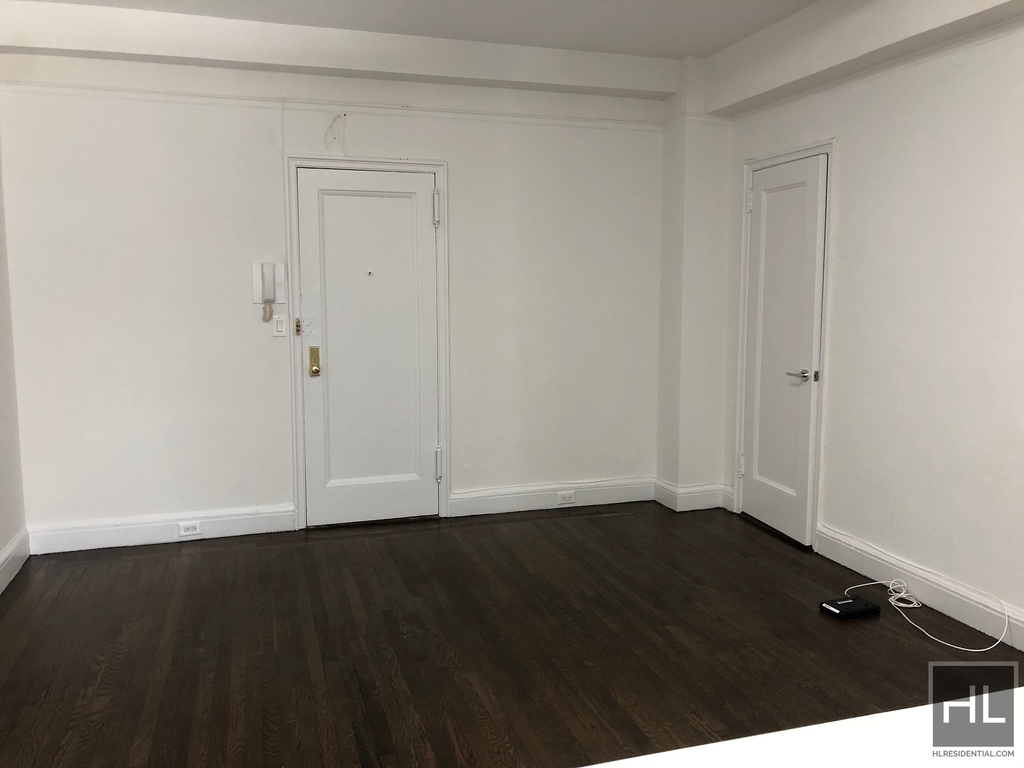 East 46 Street - Photo 1