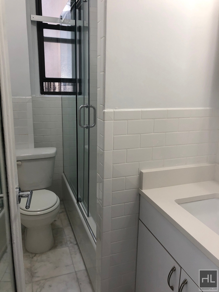 East 46 Street - Photo 4