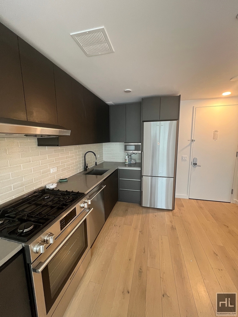 Northern Boulevard - Photo 8