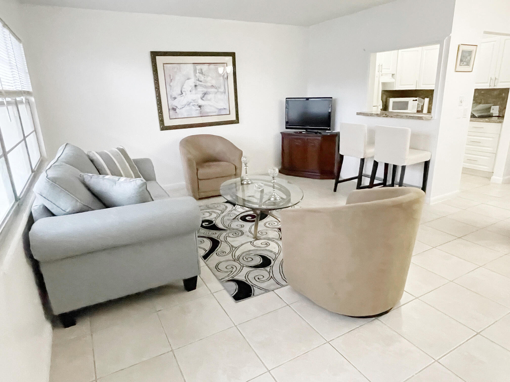 171 Suffolk F - Photo 3