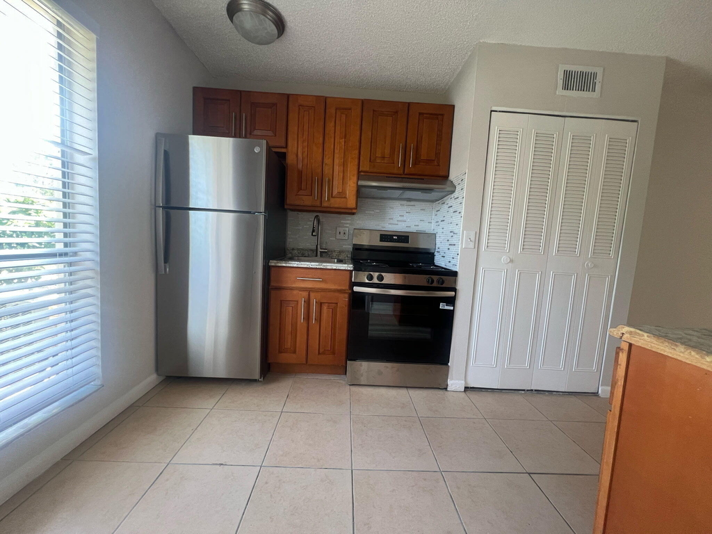 559 Ne 48th Street - Photo 0