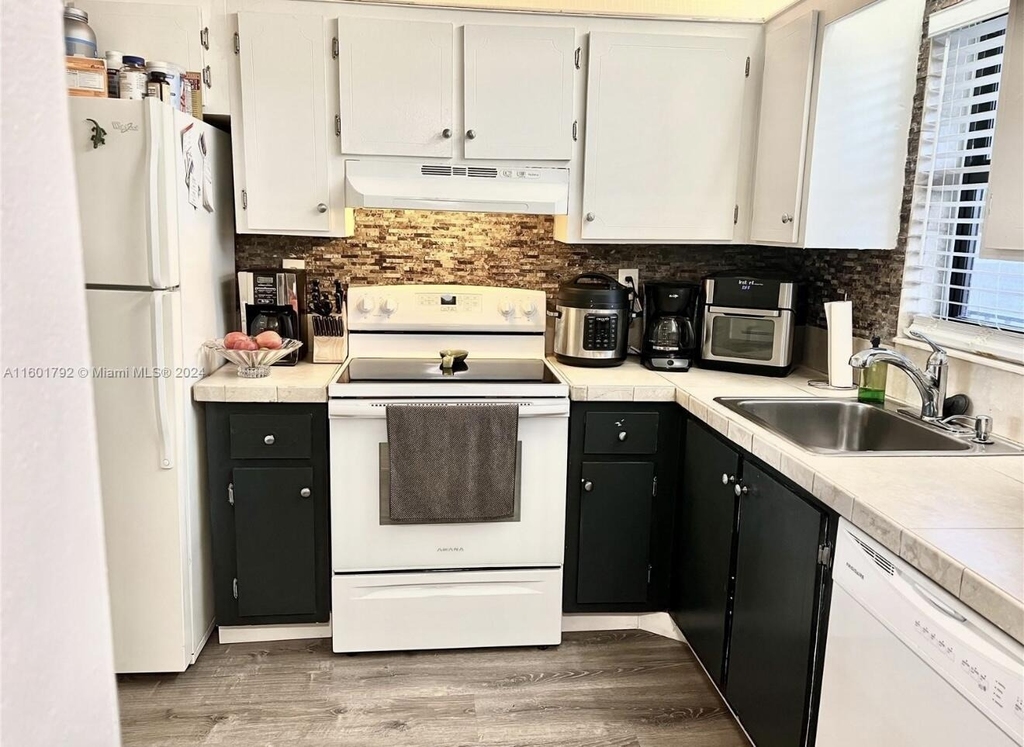 9235 Sw 8th Street - Photo 3