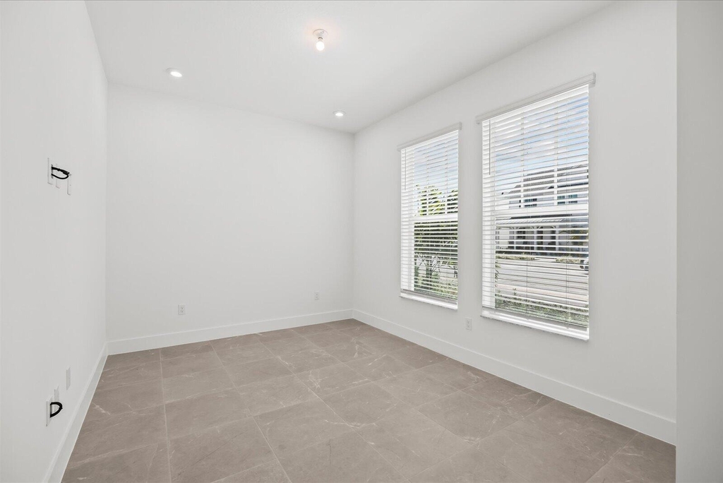890 Sw Newfield Avenue - Photo 5