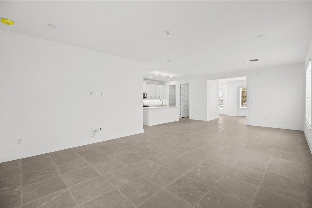 890 Sw Newfield Avenue - Photo 10