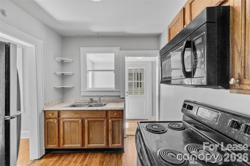 1936 Garibaldi Avenue - Photo 7