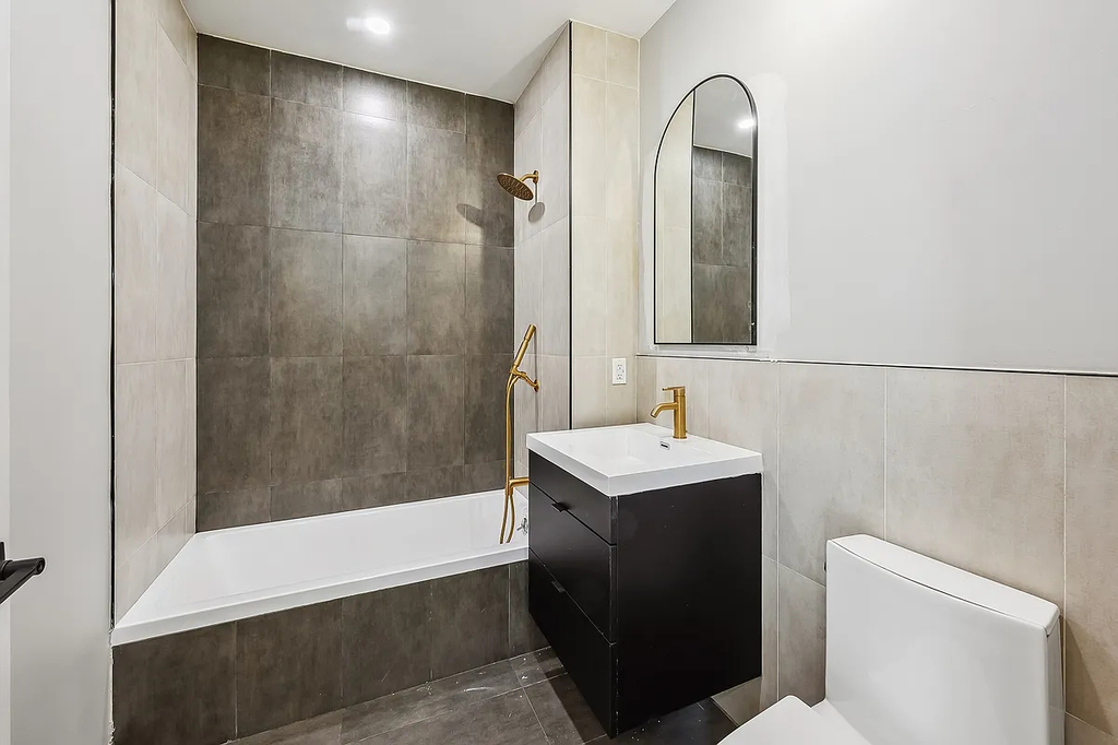 1890 Pelham Parkway South - Photo 1