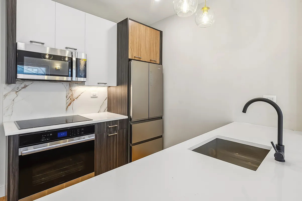 1890 Pelham Parkway South - Photo 3