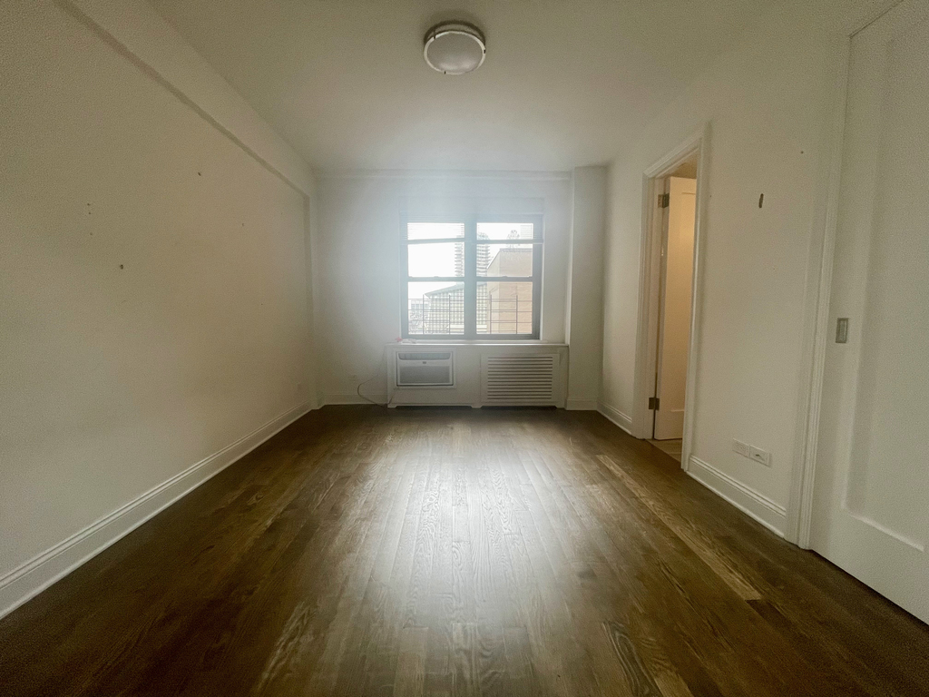 East 57th Street - Photo 9