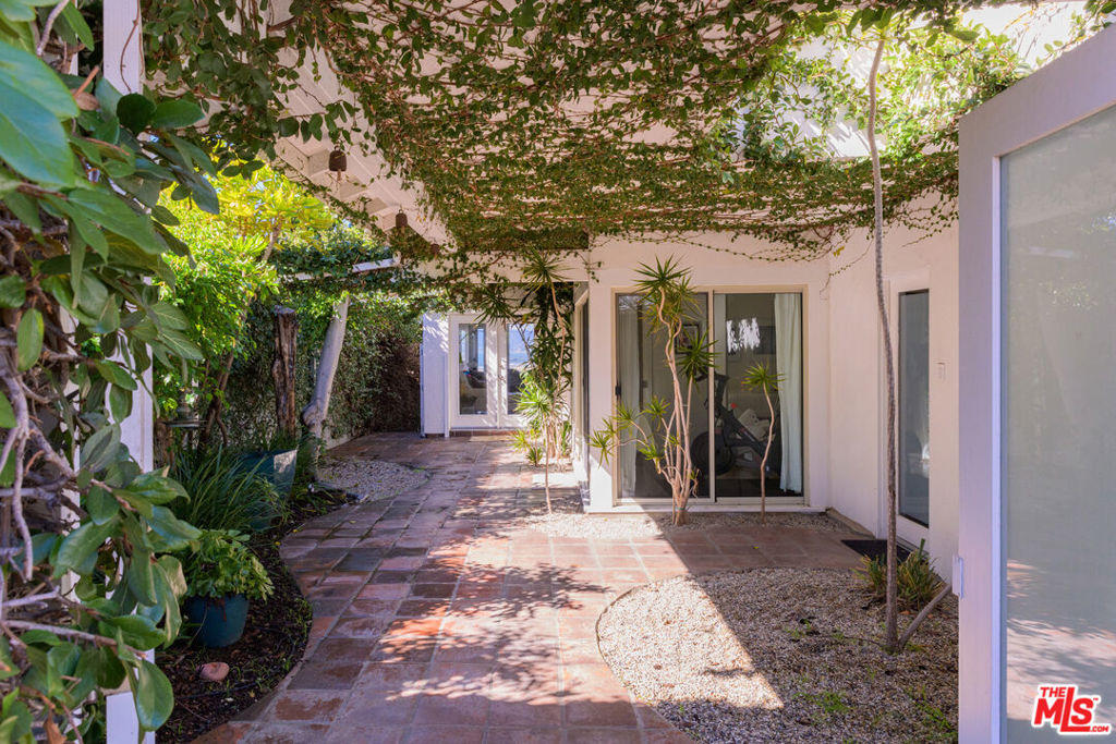 241 Rees Street - Photo 2