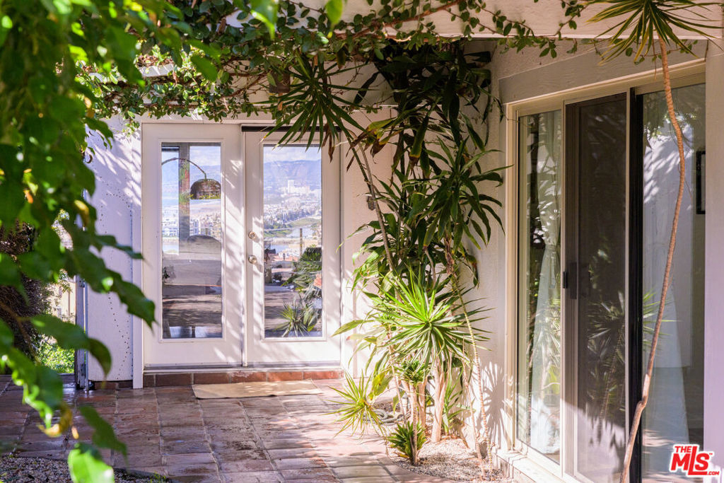 241 Rees Street - Photo 0
