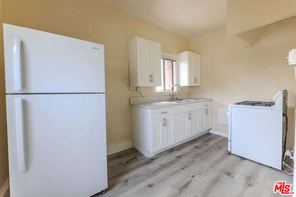 661 Shatto Place - Photo 3