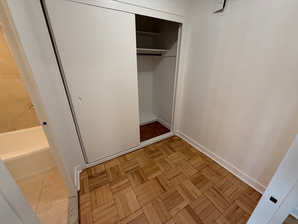 412 East 55th Street - Photo 6
